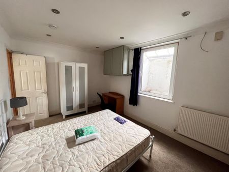 4 bedroom terraced house to rent - Photo 2