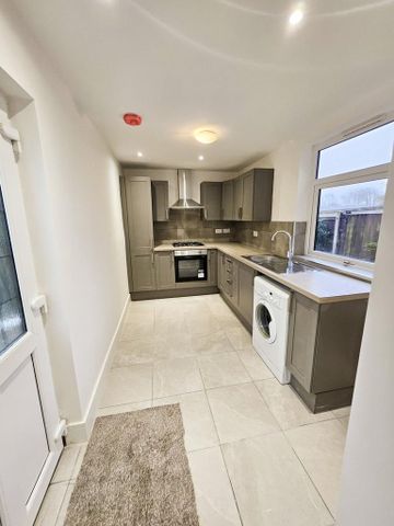 3 bedroom semi-detached house to rent - Photo 5