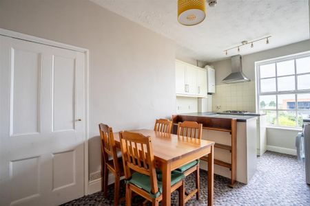 2 bedroom flat to rent - Photo 2