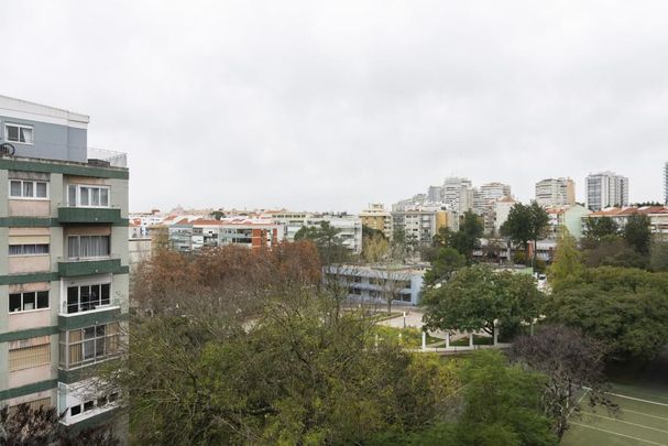 3 Bedroom Apartment with balcony, Restelo, Lisboa - Photo 1