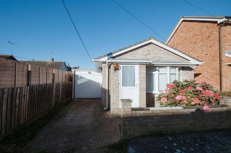 Bulow Avenue, Canvey Island, Essex, SS8 - Photo 2