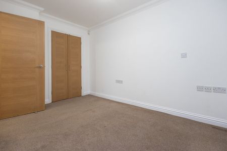 2 bed flat to rent in Richmond Park Road, Bournemouth, BH8 - Photo 2