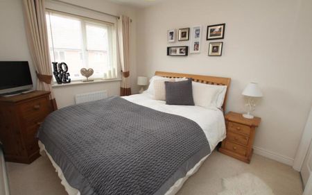 Welcome to Lowry Grove - a fantastic three bedroom home located in Cheswick Village and available in April on an unfurnished basis. - Photo 4