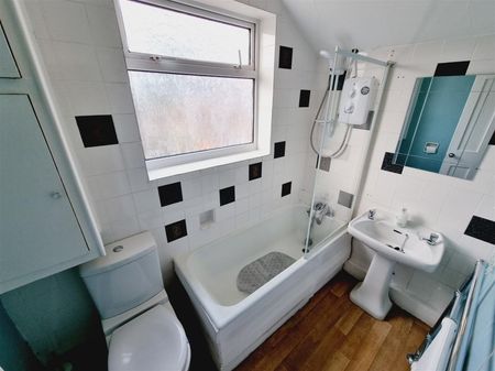 2 Bedroom House to Rent in Fletcher Road, Rushden, Northants, NN10 - Photo 4