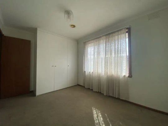“LARGE HOME IN SOUGHT AFTER LOCATION” - Photo 1