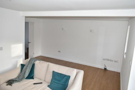 4 bedroom detached house to rent - Photo 2