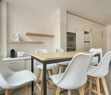 Room in a shared 9-bedroom apartment for rent in Lisbon, professionals only and smoking not allowed. - Photo 4