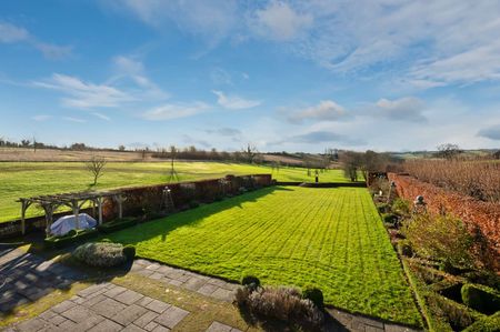 A magnificent country house set in just under 10 acres on the edge of the Bourne Valley in some of Hampshire's finest countryside. - Photo 4