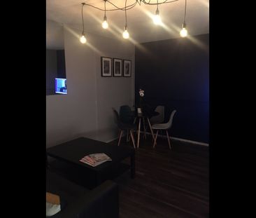 4 Bed Semi-Detached House, Chandos Grove, M5 - Photo 4