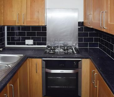 4 bedroom semi-detached house to rent - Photo 4