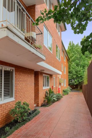 “Newly Renovated Two Bedroom Apartment in a Perfect Position” - Photo 5