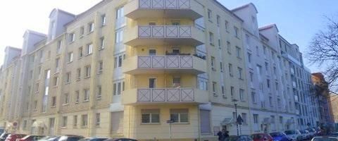 Ab März 2026: Geräumige 2-Zimmer-Dachwohnung mit Balkon, Einbauküche, Badewanne & Laminatboden - Photo 1