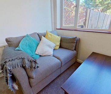 4 bedroom semi-detached house to rent - Photo 3