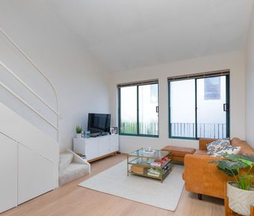 Modern one-bedroom loft-style apartment. - Photo 2