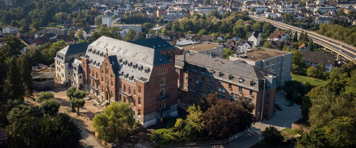 Stilvolle 2 Zimmerwohnung mit Dachterrasse im historischen Kloster von Limburg! - Photo 1