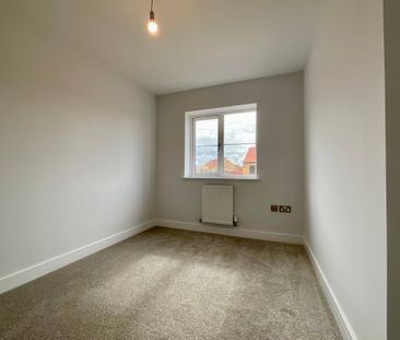 3 bedroom Semi-Detached House to let - Photo 5