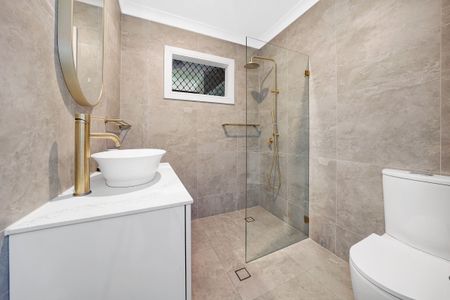 LARGE FAMILY HOUSE! - Photo 4