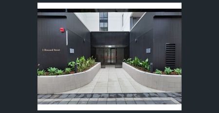 CONTEMPORARY WATERS EDGE APARTMENT - Photo 4