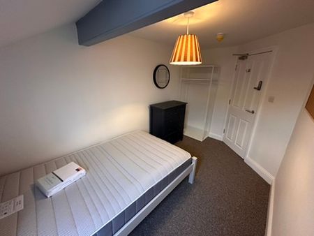 *One room available* 6 bedroom house - Photo 2