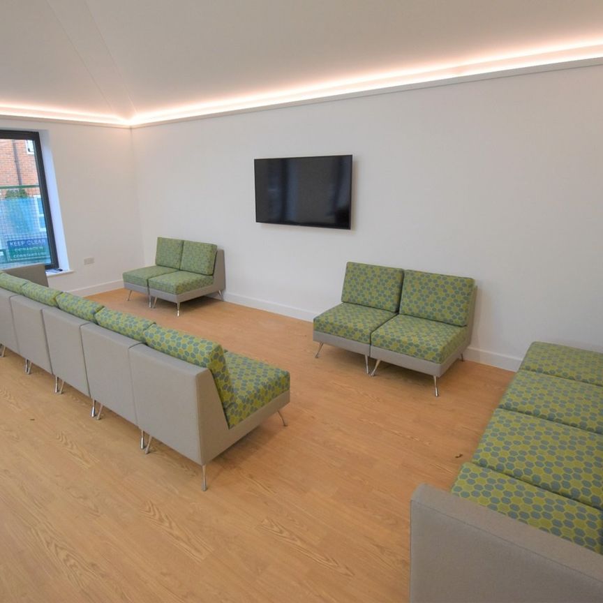 7 Bed End Terrace, Hillside Court, RG1 - Photo 1