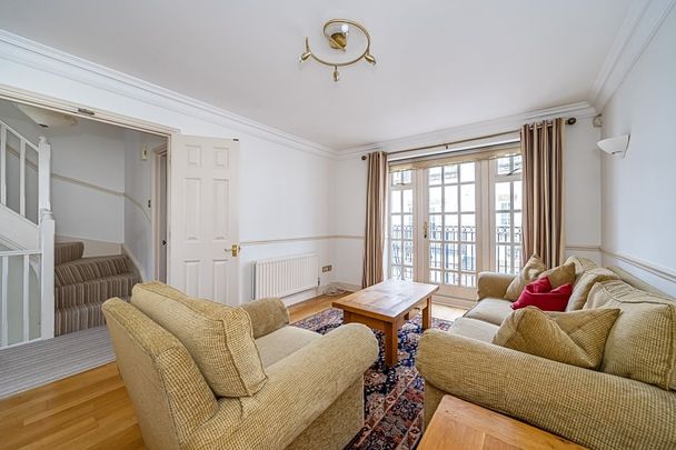 2 bedroom mews to rent - Photo 1