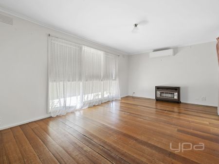 3 BEDROOM FAMILY HOME - Photo 2