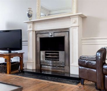 A spacious second floor four bedroom apartment, with two bathrooms,... - Photo 4