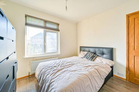 3 bedroom end of terrace house to rent - Photo 4