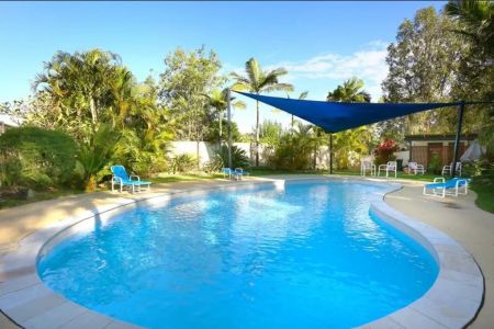 Spacious 3-Bed Townhouse in Prime Biggera Waters Location with Resort-Style Amenities - Photo 2