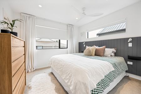 Sleek and Stylish - Photo 5