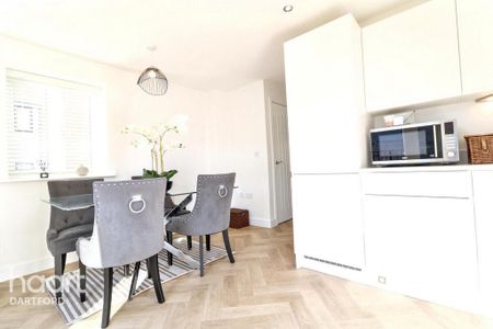 3 bedroom semi-detached house to rent - Photo 4