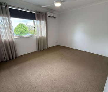 Freshly repainted, Spacious & Comfortable - Walk to Harbourtown - Photo 6