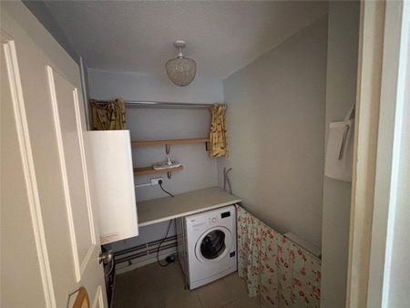 Available now, we offer to you 8 Lichfield Grove, a well presented one bedroom apartment located in the popular Jennyfields area of Harrogate. - Photo 4