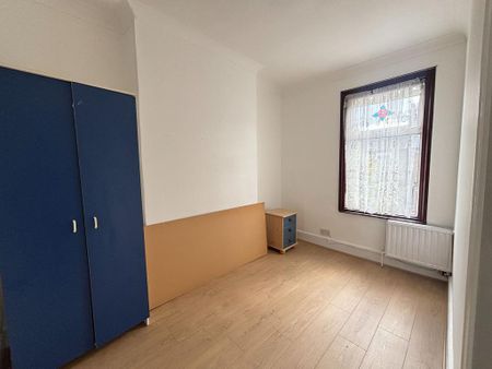 4 bedroom flat to rent - Photo 4