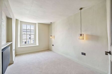 Superb Two Bedroom Flat in the Heart of Stow-on-the-Wold. - Photo 4