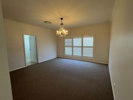 Executive 4 bedroom family home with rural views - Photo 5