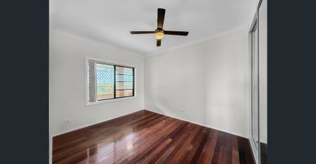 SPACIOUS 5-BEDROOM HOUSE WITH LAKE VIEWS - Photo 4