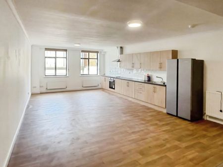 3 bedroom Flat To Let - Photo 4