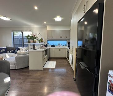 Stylish 2 Bedroom Coastal Townhouse - Photo 4