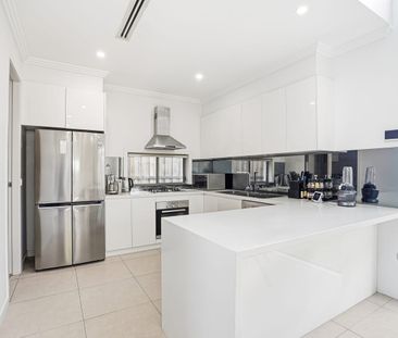 Stunning Family Home in Quiet Street - Photo 5