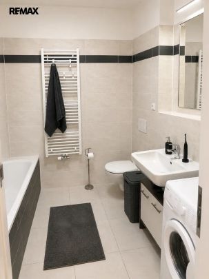 Pronájem bytu 1+kk s balkonem a parkingem v projektu Rajský vrch, Praha 9 - Photo 1