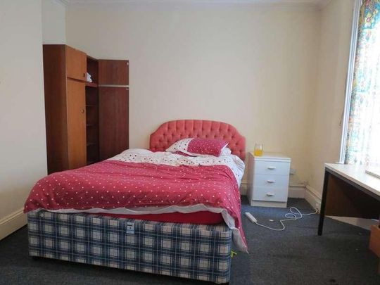 Bedroom Semi Detached House In Charminster, BH8 - Photo 1