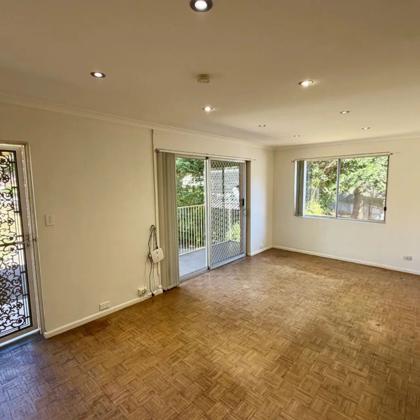Spacious Three Bedroom Flat in Quiet, Leafy Setting! - Photo 1