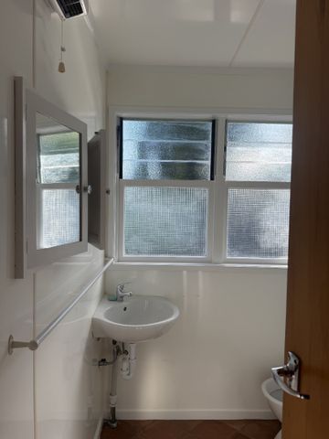 Cozy two bedroom rear unit - Photo 5