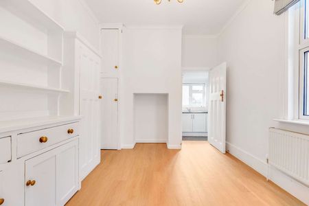 Newly refurbished two bedroom flat with private south facing garden in Barnes Village - Photo 3