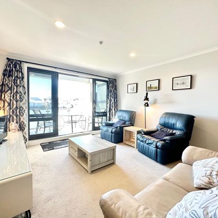 Immaculate secure apartment - Photo 2