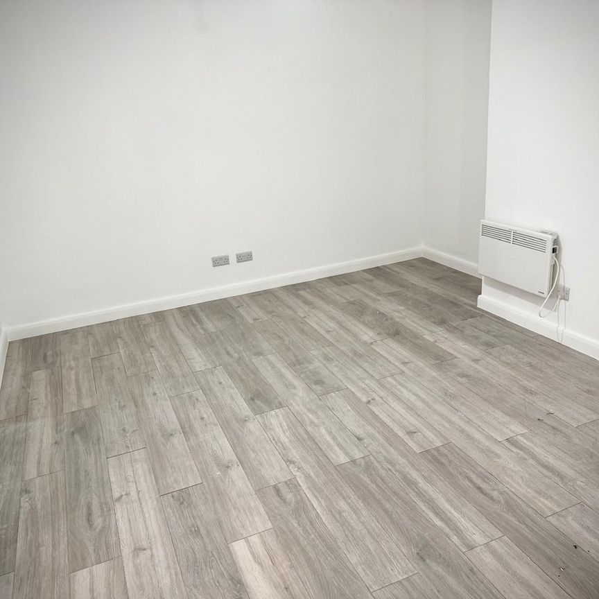 Ruislip Road , Greenford - Photo 1