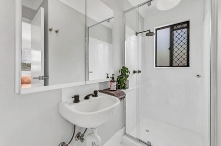 Furnished Tri-Level Home Between Chirn Park & The Broadwater - Photo 2