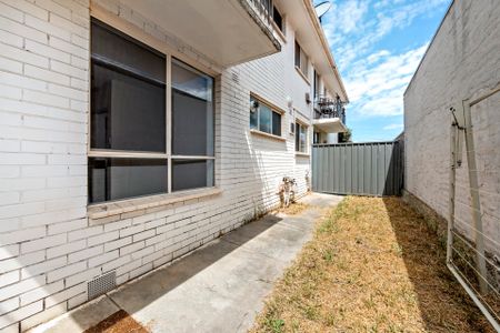 Renovated two bedroom unit with courtyard - Photo 5