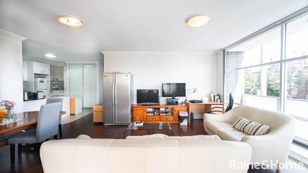 Spacious Apartment with Oversized Terrace in Prime Location - Photo 3